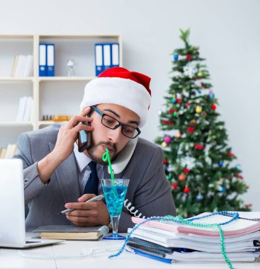 Genç işadamı Noel 'i ofiste kutluyor.