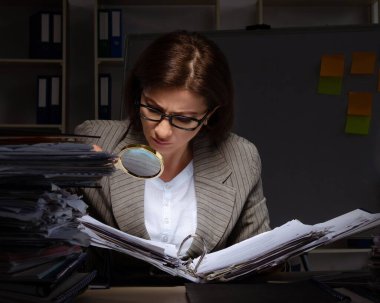 Aşırı çalışmaktan muzdarip bayan çalışan.