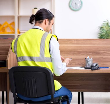 Ofiste çalışan genç erkek mimar.