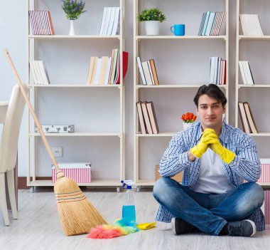 Evini temizleyen adam.