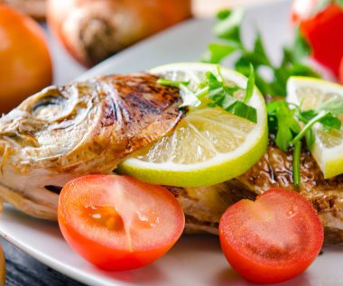 Kızarmış balık tabakta servis edilir.