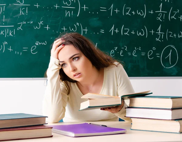 那位年轻的女数学老师站在黑板前 — 图库照片