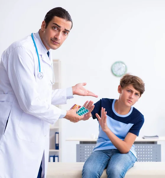 Mladý Lékař Vyšetřující Chlapce Klinice — Stock fotografie
