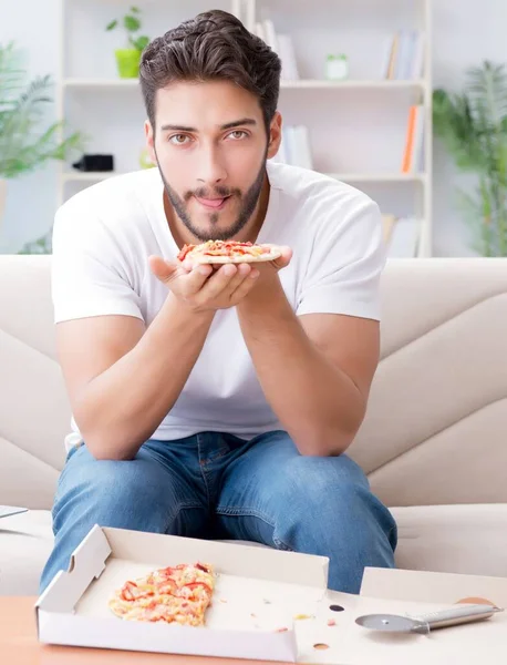 Pizza Yiyen Adam Evde Yemek Yiyor Dinleniyor — Stok fotoğraf