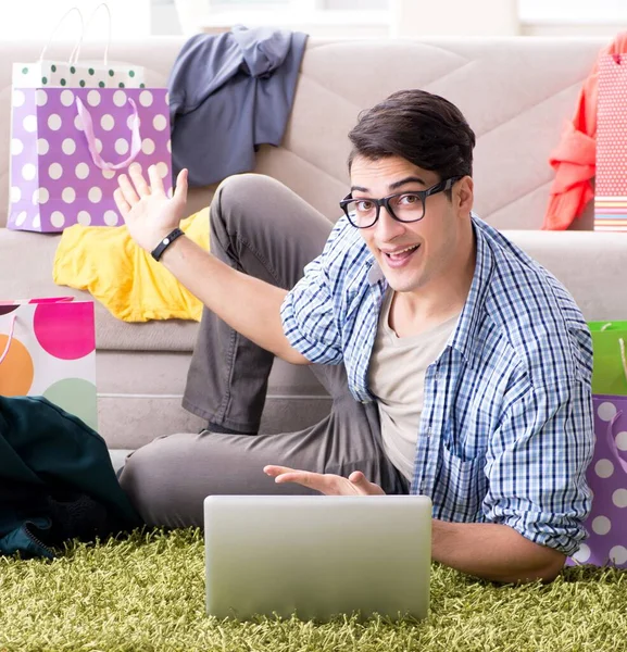 若い男がオンラインで服を購入し ブログを実行 — ストック写真