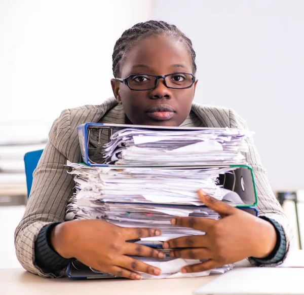 Die Schwarze Mitarbeiterin Ist Unzufrieden Mit Exzessiver Arbeit — Stockfoto