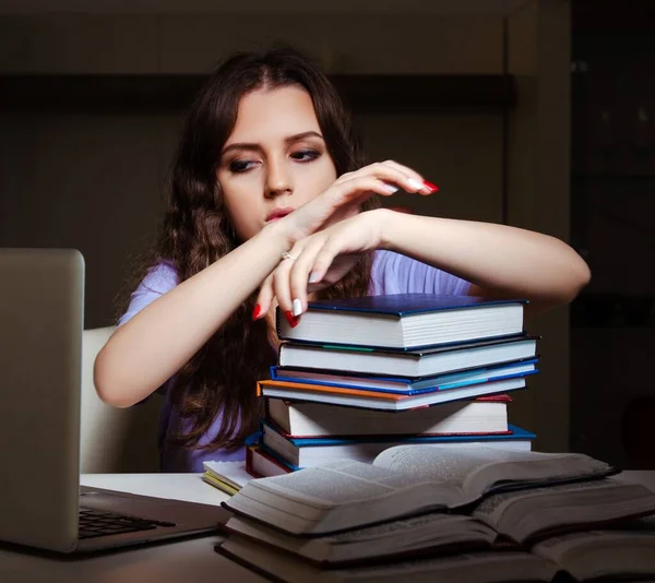 Die Junge Studentin Bereitet Sich Spät Hause Auf Prüfungen Vor — Stockfoto