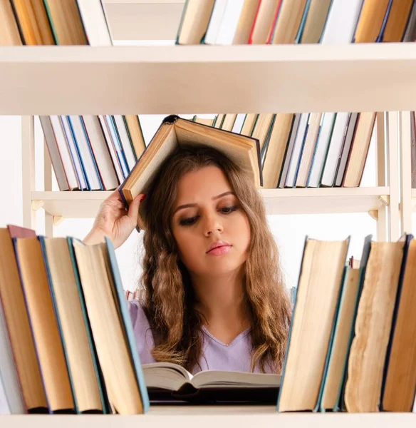 Νεαρή Φοιτήτρια Προετοιμάζεται Για Τις Εξετάσεις Στη Βιβλιοθήκη — Φωτογραφία Αρχείου