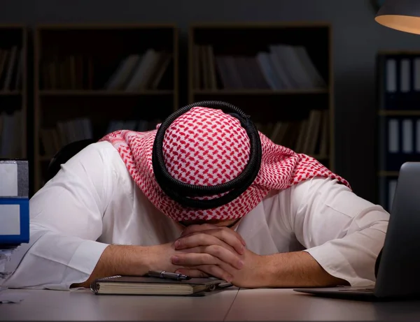 Arabische Zakenman Die Laat Kantoor Werkt — Stockfoto