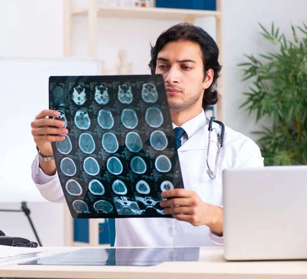 Radiologista Médico Bonito Jovem Que Trabalha Clínica — Fotografia de Stock