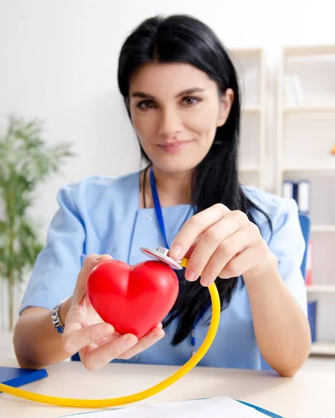 Medico Cardiologo Femminile Che Lavora Nella Clinica — Foto Stock