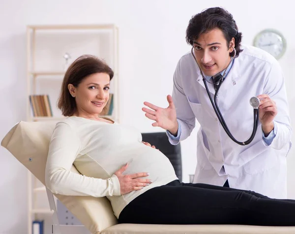 Old Pregnant Woman Visiting Young Male Doctor — Stok Foto