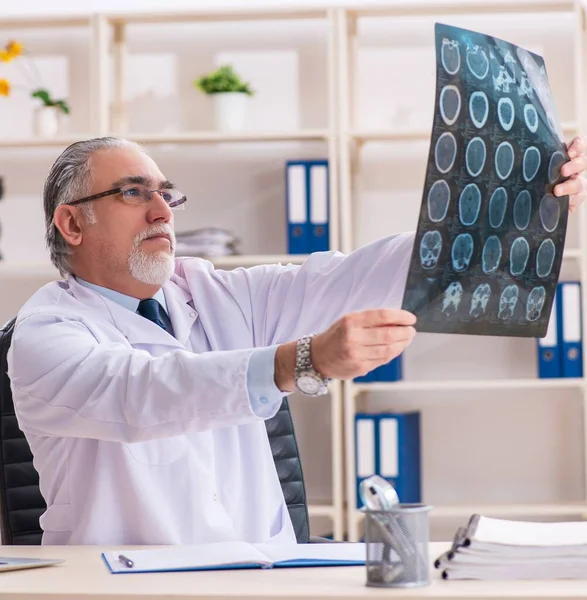 Den Äldre Manliga Röntgenläkaren Kliniken — Stockfoto