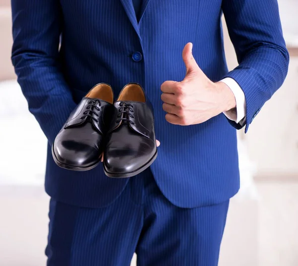 Молодой Привлекательный Бизнесмен Выбирает Обувь Дома — стоковое фото