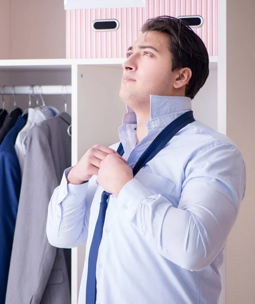若い男実業家は仕事のために服を着て — ストック写真