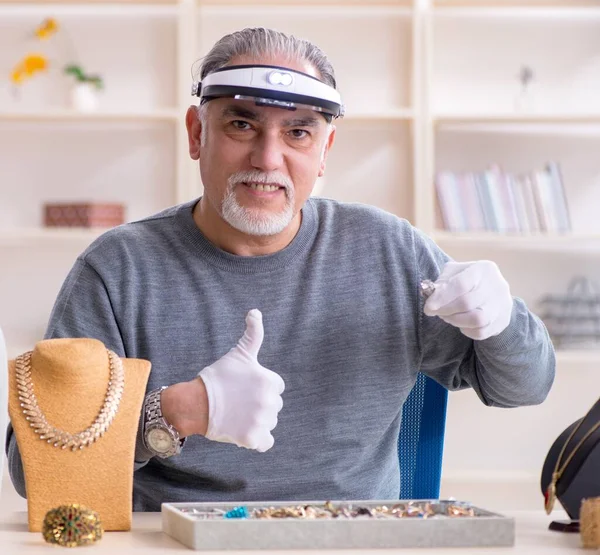 White Bearded Old Jeweler Workshop — 스톡 사진