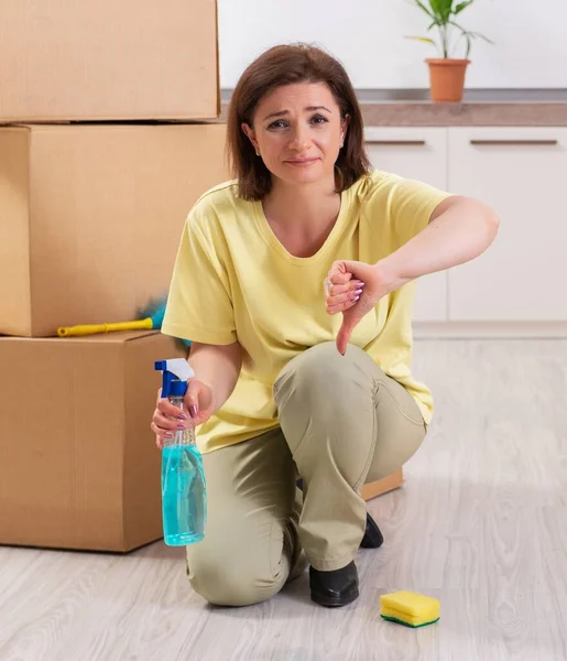 Middle Aged Woman Cleaning New Apartment — Foto Stock