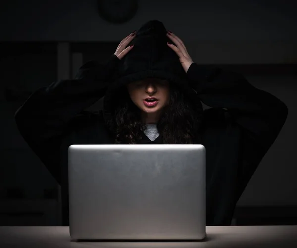 Geç Saatlerde Güvenlik Duvarını Hackleyen Kadın Hacker — Stok fotoğraf