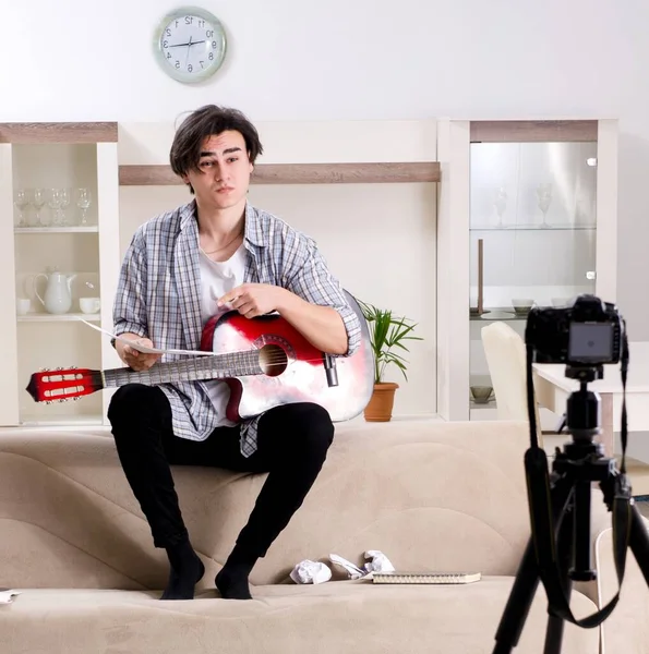 年轻的吉他手为他的博客录视频 — 图库照片