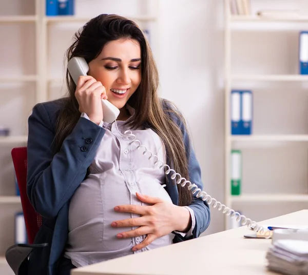 Νεαρή Έγκυος Που Εργάζεται Στο Γραφείο — Φωτογραφία Αρχείου