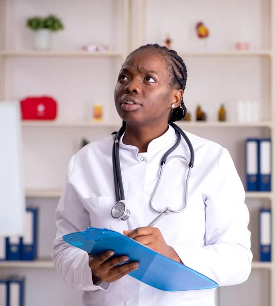 Doctora Negra Que Trabaja Clínica —  Fotos de Stock