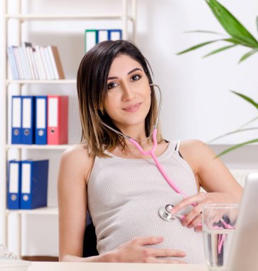 Ofiste çalışan hamile genç bir çalışan.