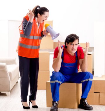 Profesyonel nakliyeciler evde yer değiştiriyor.