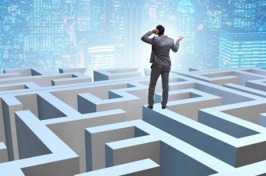 İş adamı labirentten kaçmaya çalışıyor.