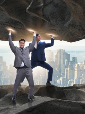 Baskı altında taşı destekleyen işadamı