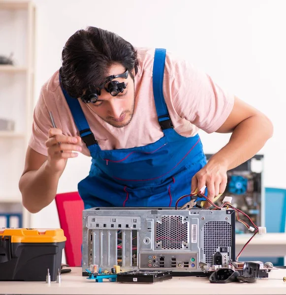 Jonge Mannelijke Aannemer Repareert Computer — Stockfoto