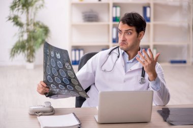 Hastanede çalışan genç doktor radyoloji uzmanı.