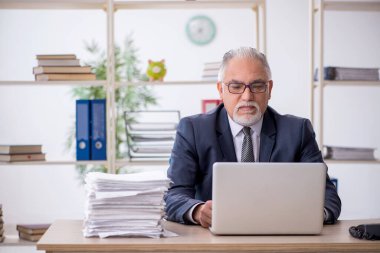 Eski bir işadamı ve ofiste çok fazla iş var.