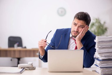 Ofiste çalışan genç işadamı.