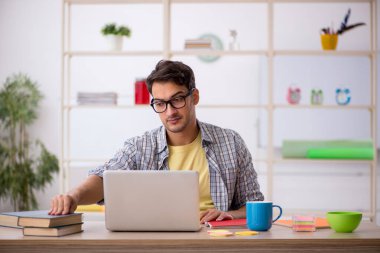 Salgın sırasında evden çalışan genç bir serbest çalışan.