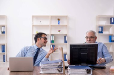 Ofiste çalışan iki meslektaşım.