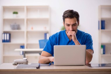 Teletıp konseptinde genç doktor