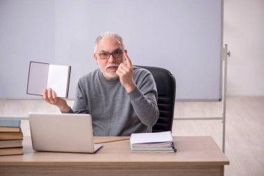 Sınıftaki eski öğretmen.