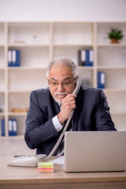 İş yerinde çalışan eski bir işadamı