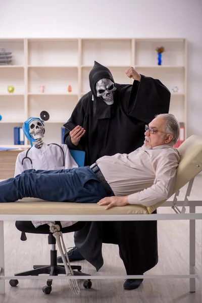 Eski Hasta Iki Şeytan Doktoru Ziyaret Ediyor — Stok fotoğraf
