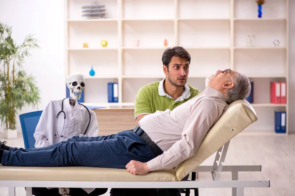 Old Patient Visiting Skeleton Doctor — Stock Photo, Image