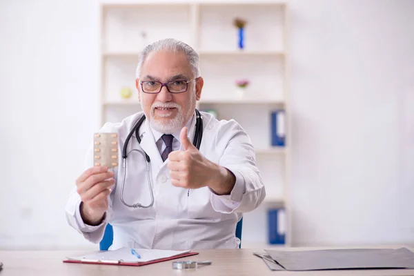 Starý Lékař Navrhuje Pilulky Nemocnici — Stock fotografie