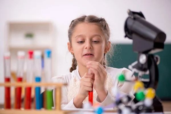Little Girl Studying Chemistry Classroom — Stockfoto