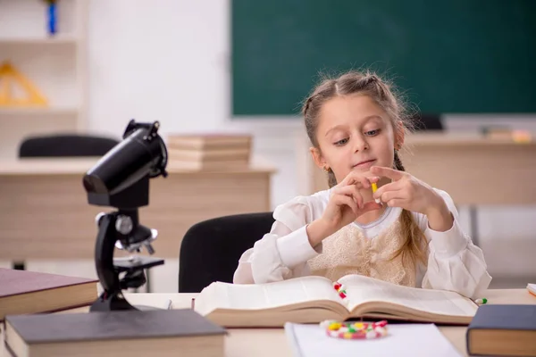 Little Girl Drugs Synthesis Concept Classroom — Foto Stock