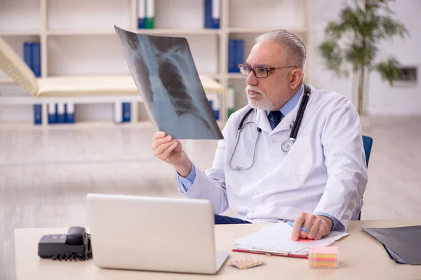 Old Male Doctor Radiologist Working Hospital — Stock Photo, Image