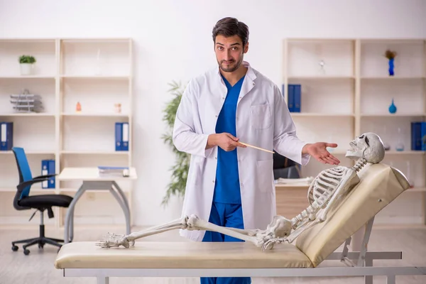 Joven Doctor Con Esqueleto Hospital — Foto de Stock