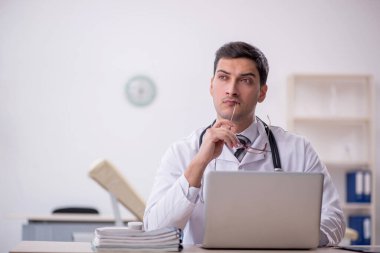 Teletıp konseptinde genç doktor