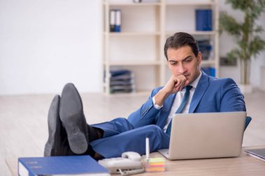 İş yerinde çalışan genç bir işadamı