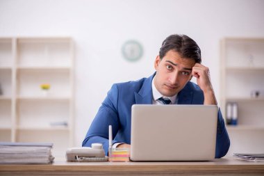 İş yerinde çalışan genç bir işadamı