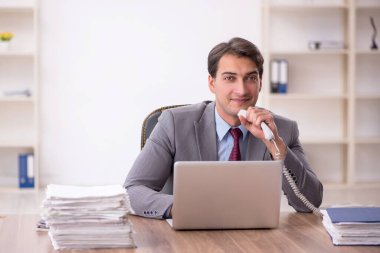 İş yerinde çalışan genç bir işadamı