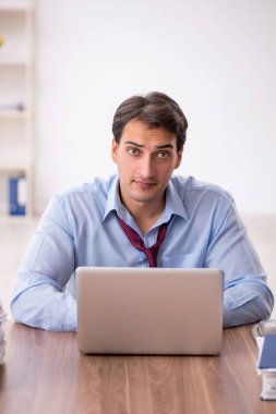 İş yerinde çalışan genç bir işadamı